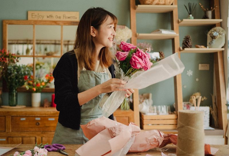 Fleuriste Interflora préparant un bouquet de fleurs fraîches à Lyon