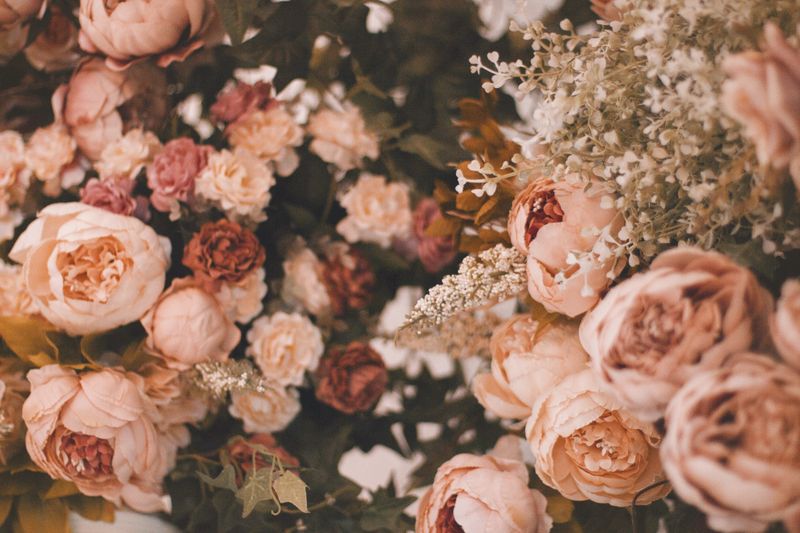 Arrangement floral romantique avec roses et pivoines — Interflora