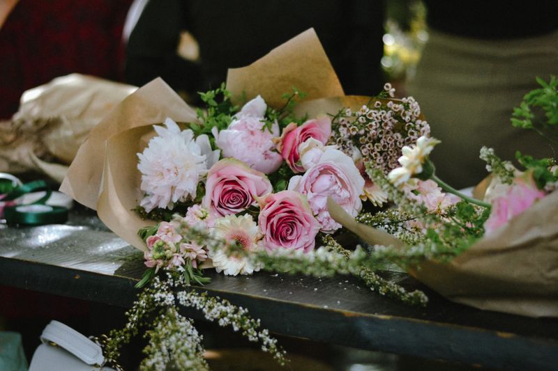 Bouquet romantique de roses et feuillages — Interflora France