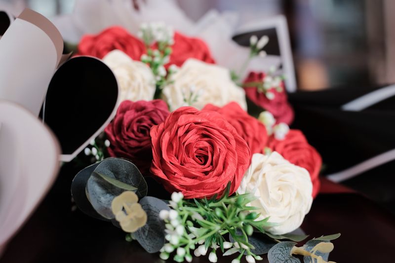 Bouquet de fleurs rouges et blanches pour occasions romantiques