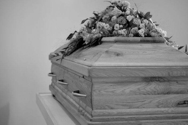 Couronne mortuaire de fleurs blanches et vertes — Interflora