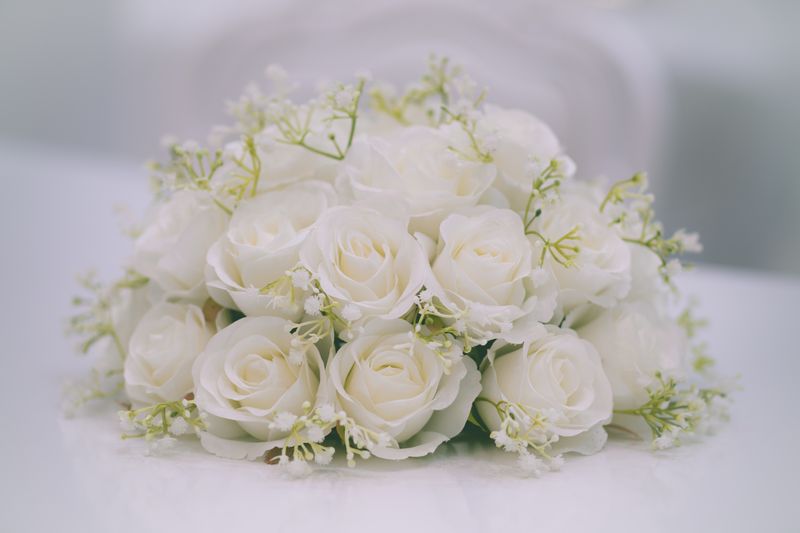 Bouquet de condoléances avec fleurs blanches — livraison Interflora